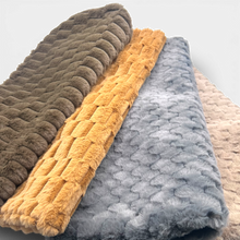 Carica l'immagine nel visualizzatore di Gallery, HESTA ATELIER Copricuscino COZY FUR – Tessuto Strutturato e Morbido – Soft Touch - Design Moderno – Made in Italy – Senza Imbottitura