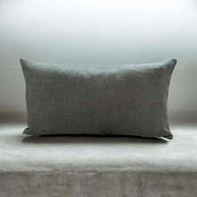 Laden Sie das Bild in den Galerie-Viewer, HESTA ATELIER Kissenbezug in Soft Linen – Weicher und formstabiler Stoff – Angenehm weich – Modernes Design – Hergestellt in Italien – Ohne Füllung
